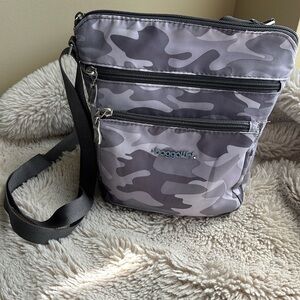 Baggallini light grey camouflage travel bag w multiple zippers pockets & strap